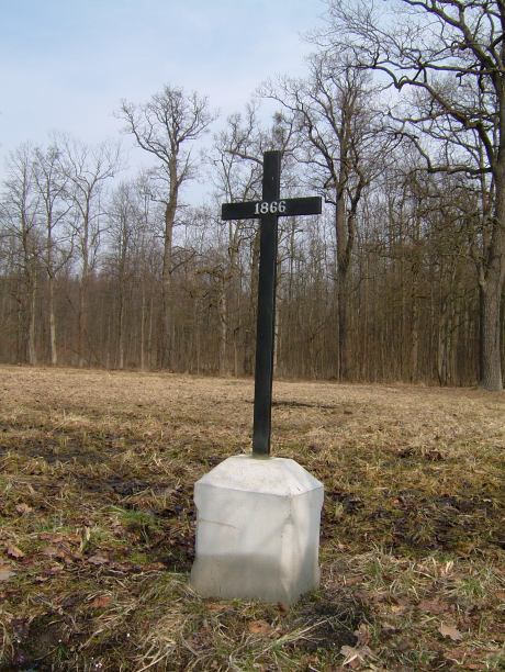 Typový kříž na hromadném hrobě