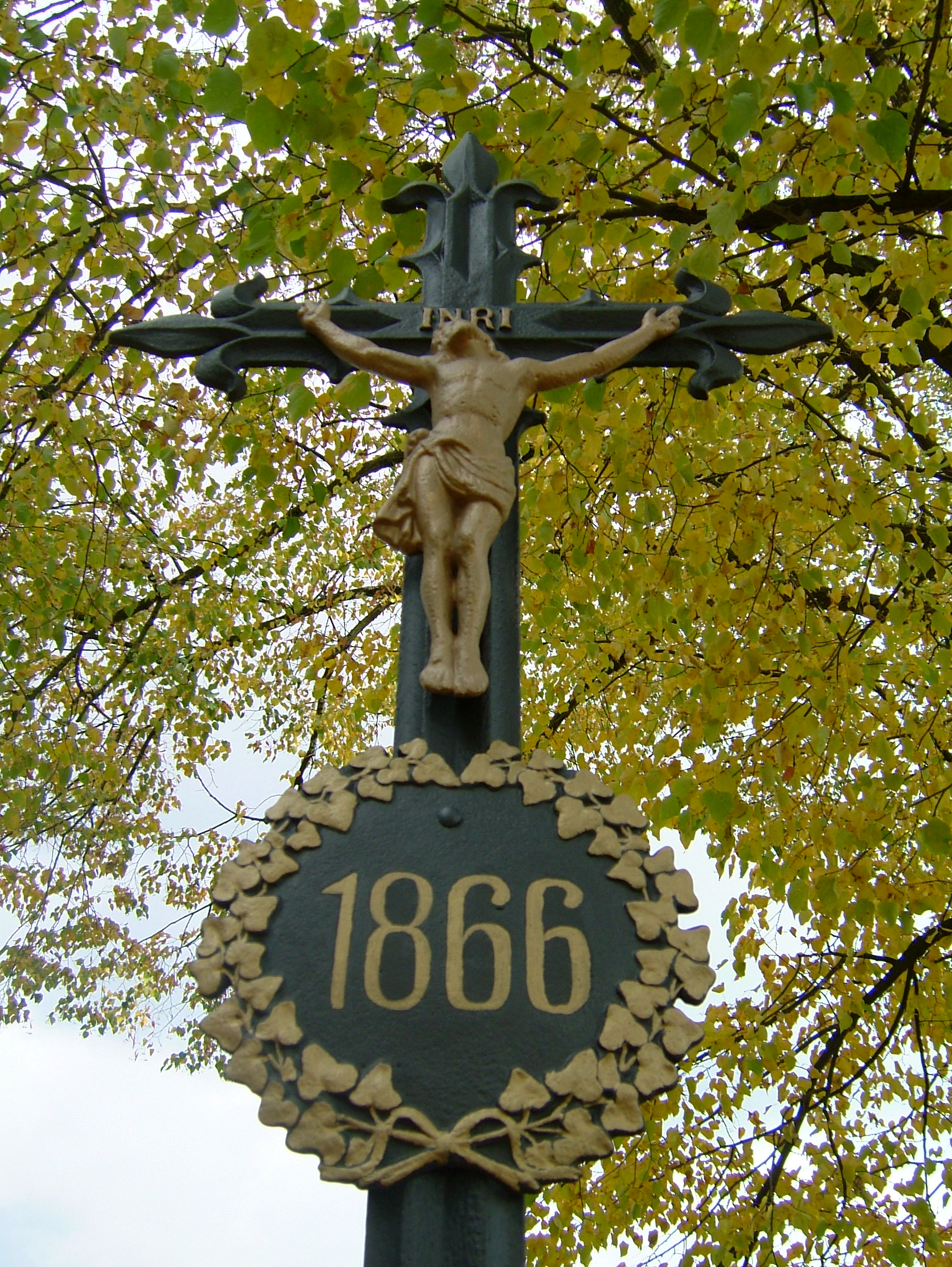 Kříž na hromadném hrobě